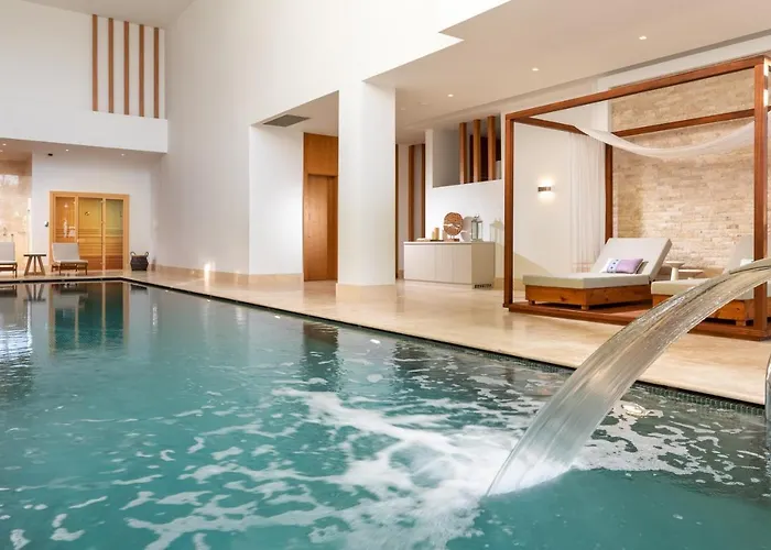 Hiddenbay Teos מלון